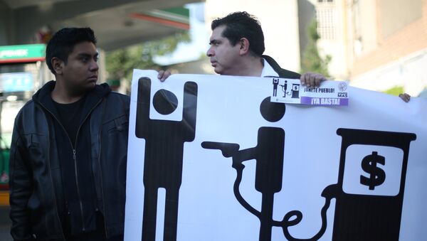 Protestas en México contra la subida del precio de gasolina - Sputnik Mundo