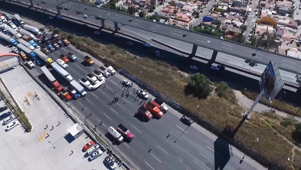 Bloquean la autopista México-Querétaro por la subida de precios de la gasolina - Sputnik Mundo