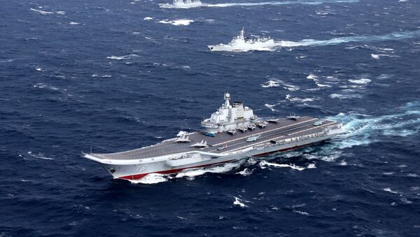 Escuadra naval china liderada por el primer portaviones del país asiático, el Liaoning - Sputnik Mundo
