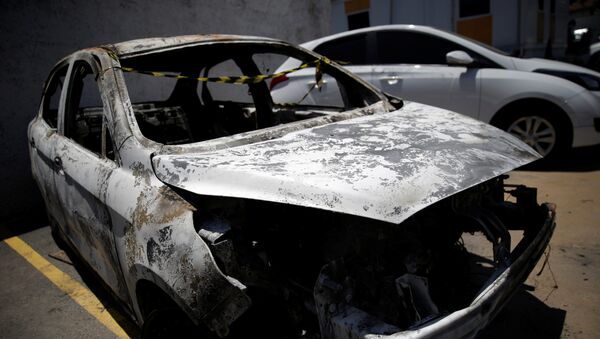 Un vehículo incendiado en el que se encontró el cuerpo - Sputnik Mundo