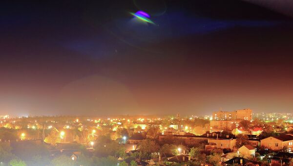 A UFO over a town - Sputnik Mundo