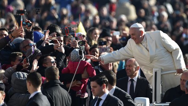 Pope Francis greets the crowd - Sputnik Mundo