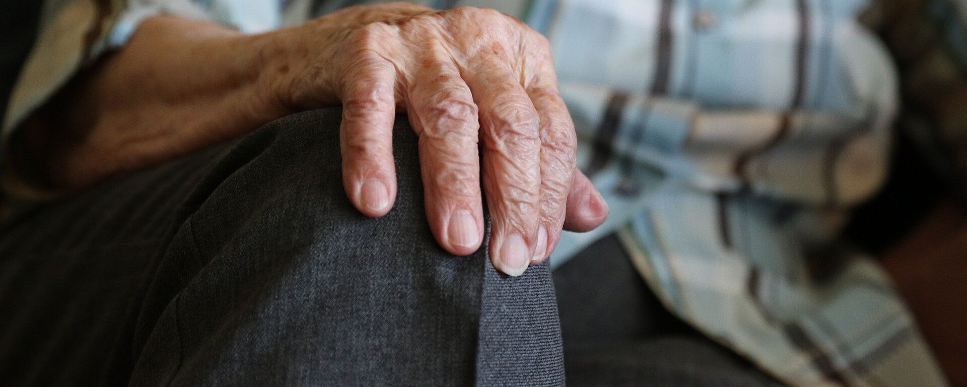 Las manos de una persona mayor - Sputnik Mundo, 1920, 27.05.2022