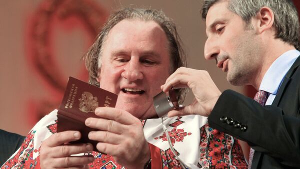 Gérard Depardieu con el pasaporte ruso - Sputnik Mundo