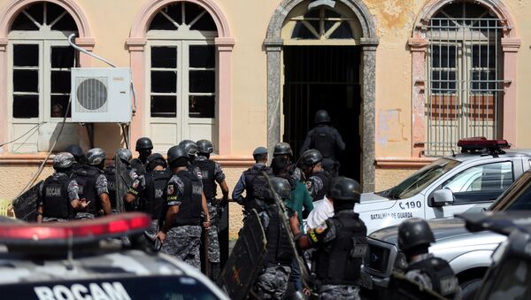 Agentes de policía entran en la cárcel de Manaos - Sputnik Mundo