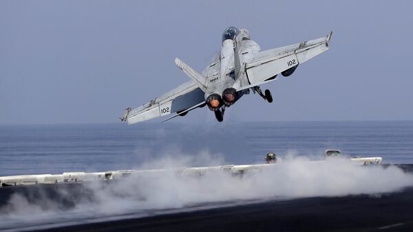 In this picture taken on Monday, Nov. 21, 2016, a U.S. Navy fighter jet takes off from the deck of the U.S.S. Dwight D. Eisenhower aircraft carrier. The carrier is currently deployed in the Persian Gulf, supporting Operation Inherent Resolve, the military operation against Islamic State extremists in Syria and Iraq - Sputnik Mundo