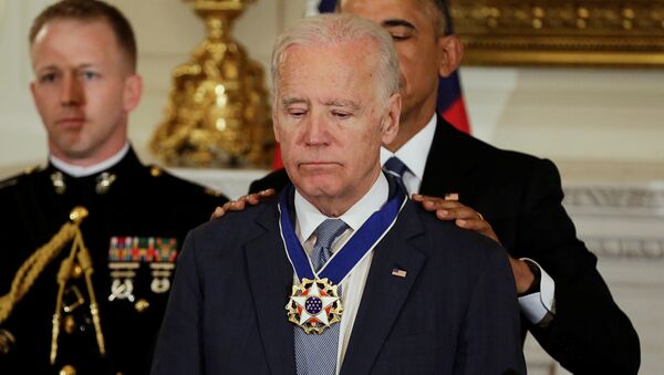 El presidente de EEUU Barack Obama otorga Medalla Presidencial de la Libertad al vicepresidente Joe Biden - Sputnik Mundo