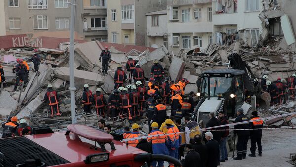 Firemen and rescue workers stand on the wreckage of a building that collapsed and caused several casualities, according to local media, in Istanbul, Turkey, January 13, 2017. - Sputnik Mundo