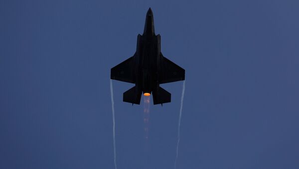 An Israeli Air Force F-35 fighter jet flies during an aerial demonstration at a graduation ceremony for Israeli air force pilots at the Hatzerim air base in southern Israel December - Sputnik Mundo