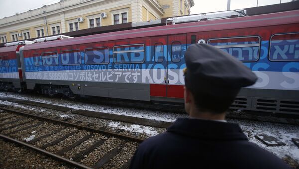 El tren serbio, parado en la localidad serbia de Raska - Sputnik Mundo