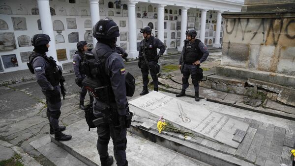 Agentes de policía colombiana cerca de la tumba de Carlos Pizarro, líder de M-19 - Sputnik Mundo