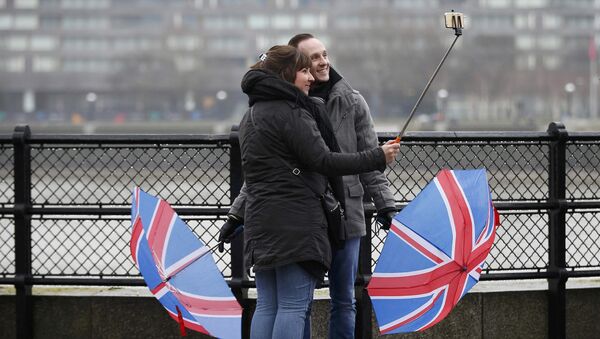 Turistas con paraguas en el color de la bandera del Reino Unido - Sputnik Mundo