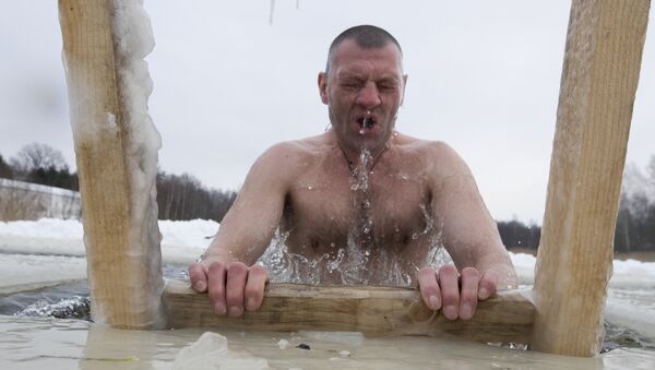Más de 110.000 personas celebrarán la Epifanía en aguas heladas en Moscú - Sputnik Mundo