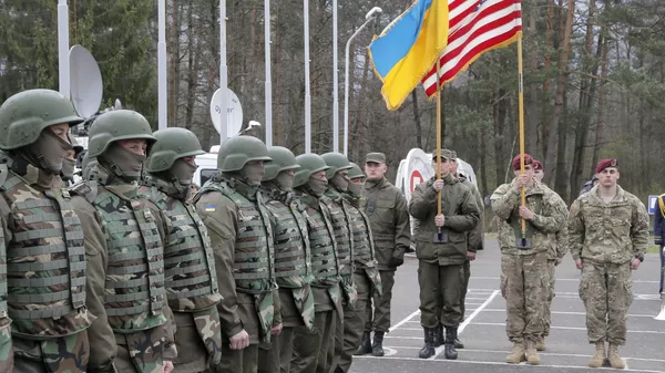 Soldados ucranianos y estadounidenses en la región de Lviv, Ucrania (archivo) - Sputnik Mundo