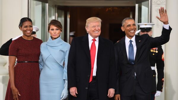 Barack Obama y Michelle Obama junto con el presidente electo Donald Trump y su esposa Melania - Sputnik Mundo