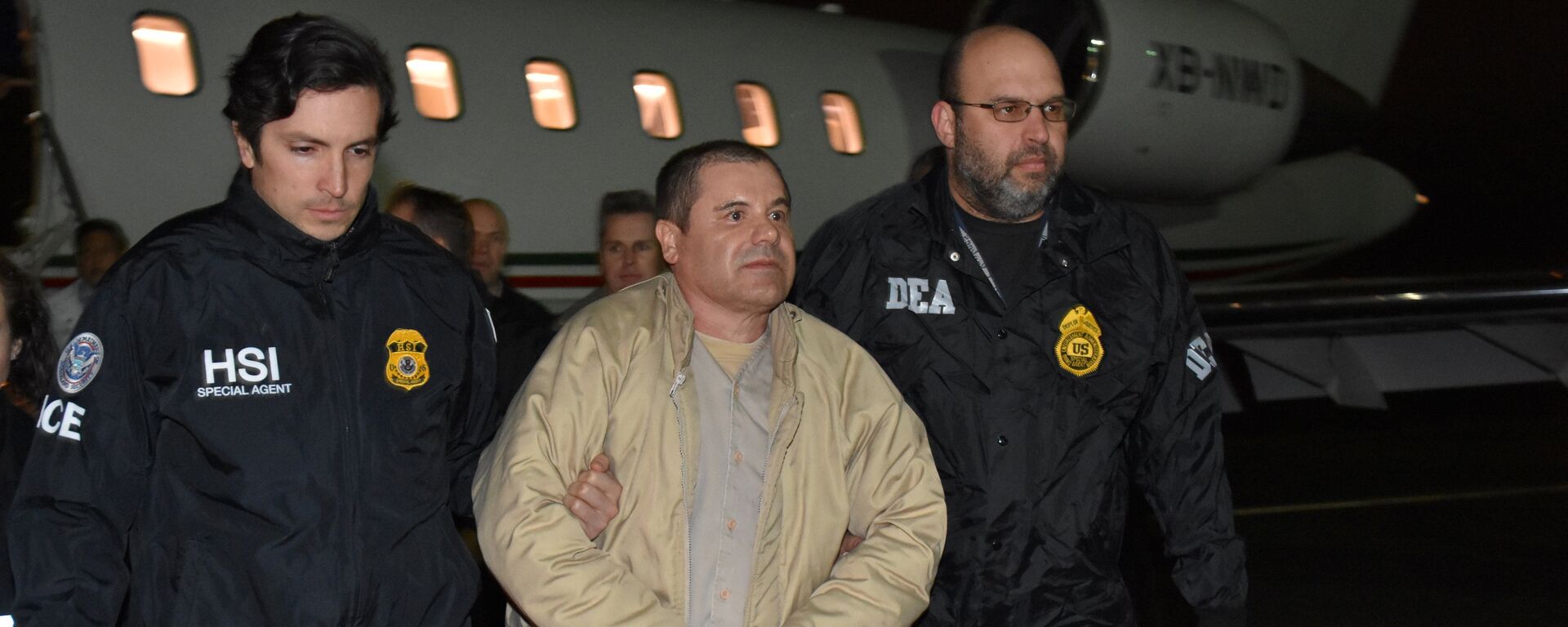 Mexico's top drug lord Joaquin El Chapo Guzman is escorted as he arrives at Long Island MacArthur airport in New York, U.S., January 19 - Sputnik Mundo, 1920, 10.03.2022