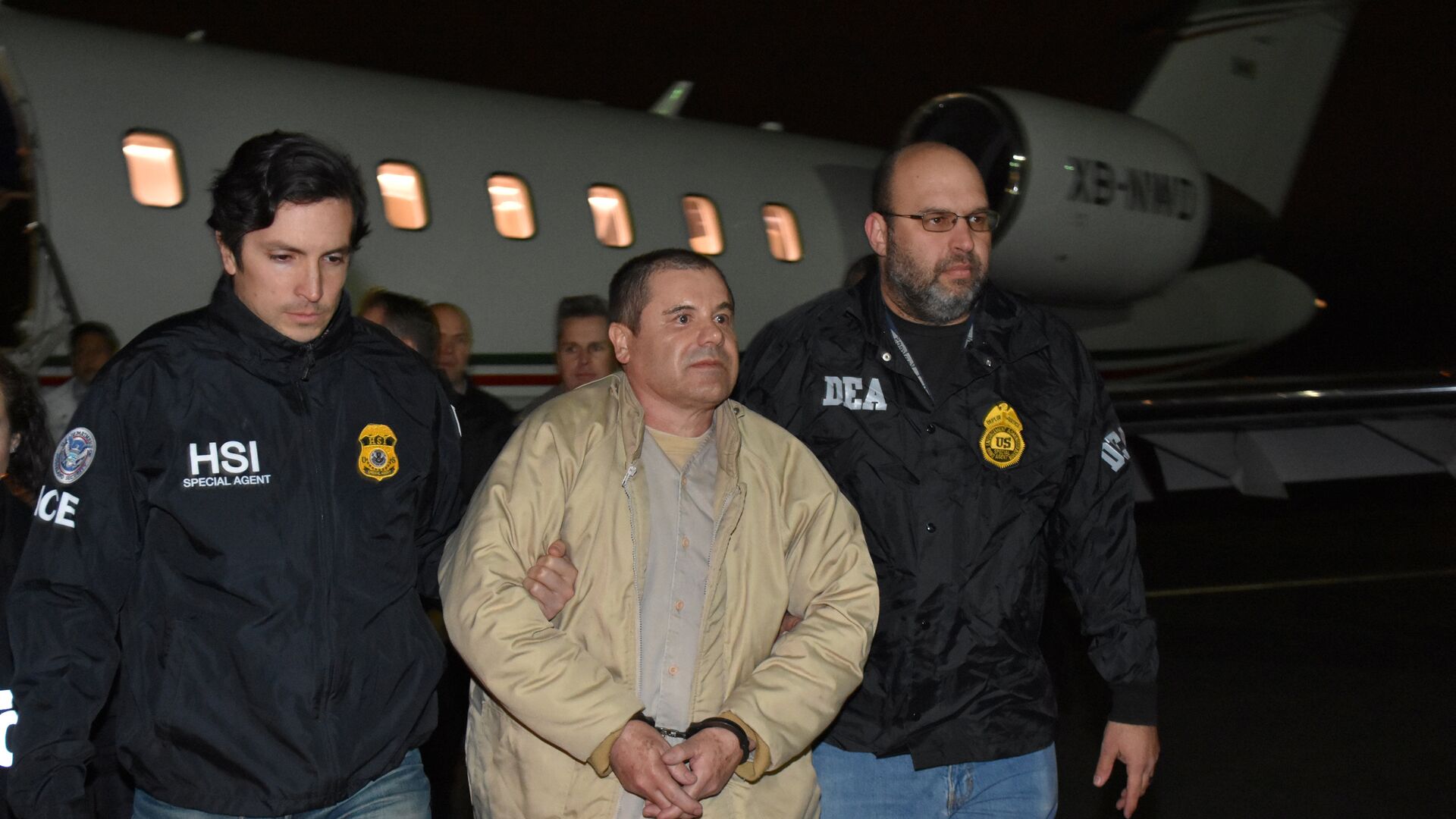 Mexico's top drug lord Joaquin El Chapo Guzman is escorted as he arrives at Long Island MacArthur airport in New York, U.S., January 19 - Sputnik Mundo, 1920, 10.03.2022