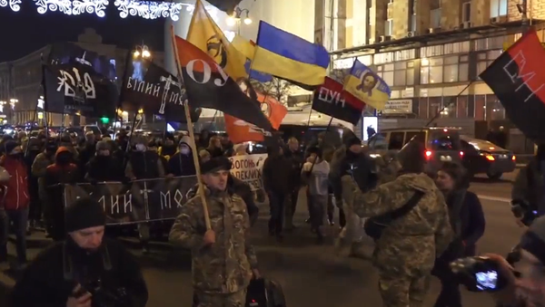 Choques entre radicales ucranianos y la policía en una marcha para conmemorar el Maidán - Sputnik Mundo