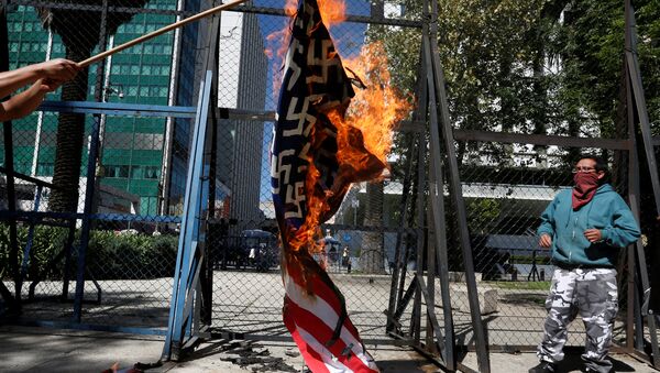 Manifestantes protestan contra Trump ante Embajada de EEUU en México - Sputnik Mundo