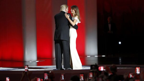 Donald Trump y su esposa Melania durante los bailes de gala - Sputnik Mundo