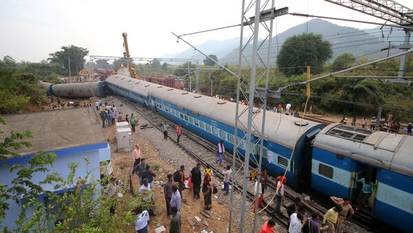 Un tren descarrilado en la India - Sputnik Mundo