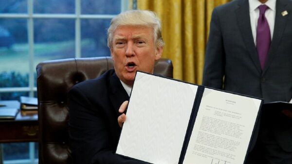 Donald Trump, presidente de EEUU, firma una orden - Sputnik Mundo