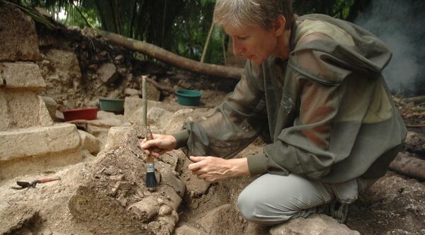 Daniela Triadan, profesora de antropología de la UA, haciendo excavaciones en Ceibal Daniela Triadan, profesora de antropología de la UA, haciendo excavaciones en Ceibal - Sputnik Mundo