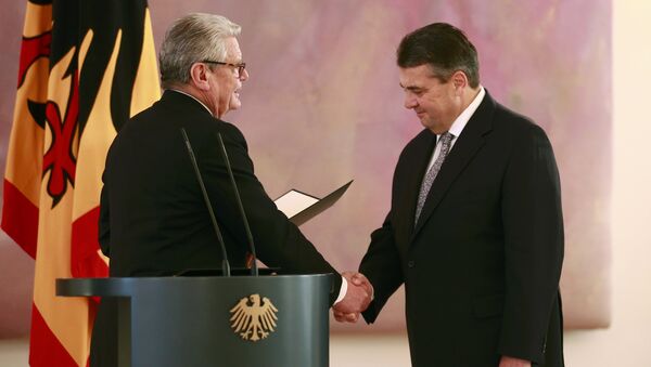 Sigmar Gabriel (dcha) junto con el presidente de Alemania, Joachim Gauck - Sputnik Mundo