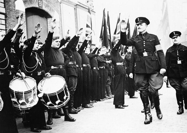 Sir Oswald Mosley hace el saludo nazi mientras inspecciona las filas de la Unión Británica de Fascistas. Londres, 4 de octubre de 1936. Sir Oswald Mosley hace el saludo nazi mientras inspecciona las filas de la Unión Británica de Fascistas. Londres, 4 de octubre de 1936. - Sputnik Mundo