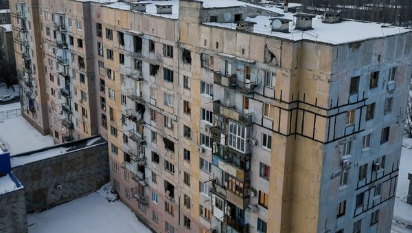 Edificio destruido por bombardeos en este de Ucrania - Sputnik Mundo