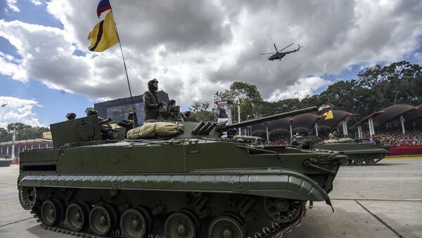 Venezuelan soldiers drive a Russian-made tank during a military parade in Caracas on February 1, 2017 - Sputnik Mundo