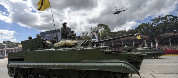 Venezuelan soldiers drive a Russian-made tank during a military parade in Caracas on February 1, 2017 Venezuelan soldiers drive a Russian-made tank during a military parade in Caracas on February 1, 2017 - Sputnik Mundo