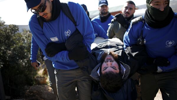 Policías israelíes desaloja a los colonos atrincherados en la sinagoga de la colonia de Amona - Sputnik Mundo