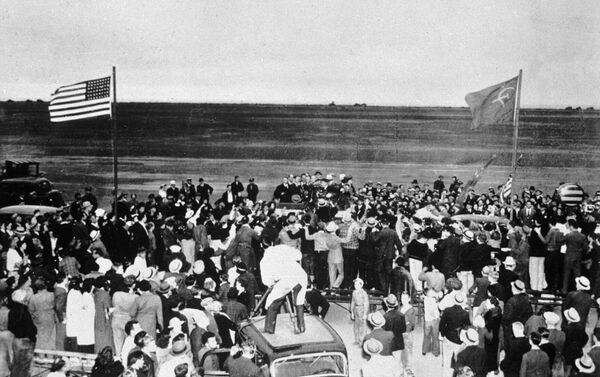 Ciudadanos estadounidenses se congregan en el aeródromo militar de Portland (estado de Washington) para recibir a la tripulación soviética. 20 de junio de 1937. - Sputnik Mundo