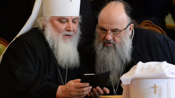 Los clérigos ortodoxos con un teléfono móvil - Sputnik Mundo