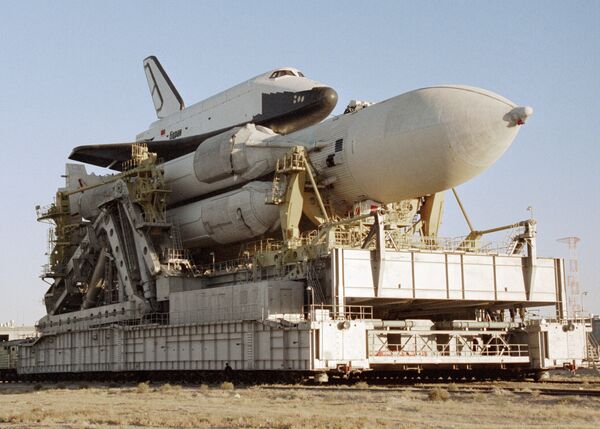 La nave espacial Burán con el cohete-portador (archivo) La nave espacial Burán con el cohete-portador (archivo) - Sputnik Mundo