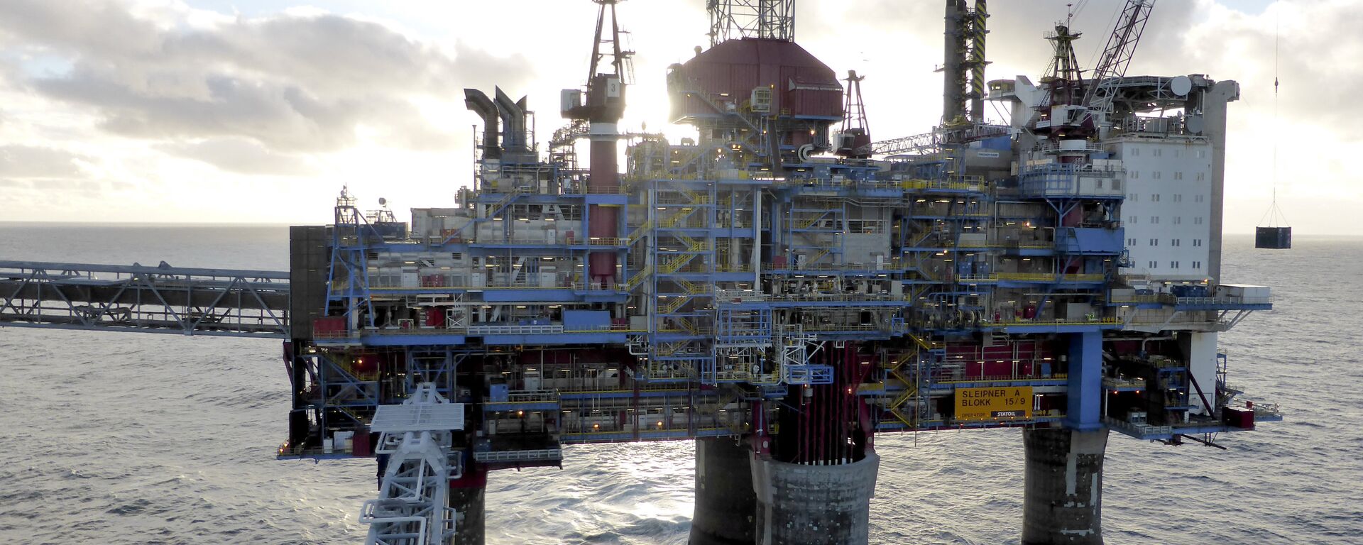 Oil and gas company Statoil drilling and accommodation platform Sleipner A is pictured in the offshore near the Stavanger, Norway, February 11, 2016 - Sputnik Mundo, 1920, 28.09.2021