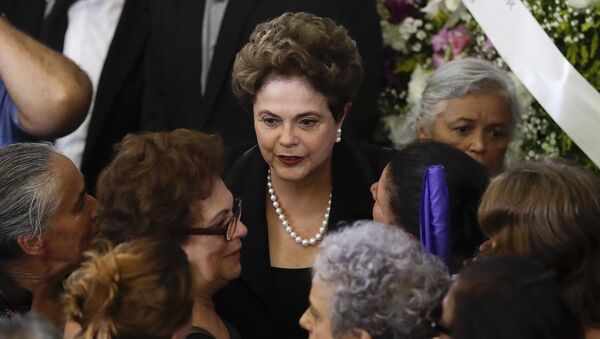 Dilma Rousseff asiste al velorio de Marisa Letícia - Sputnik Mundo