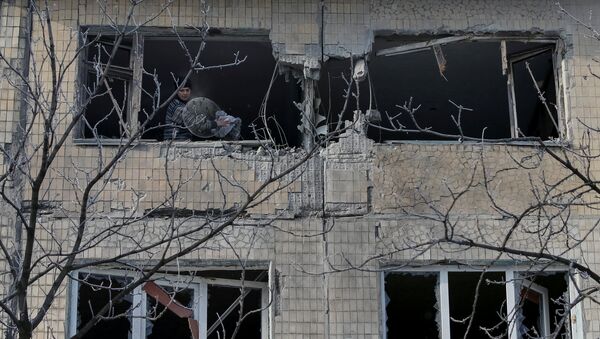Edificio destruido por bombardeos en el este de Ucrania - Sputnik Mundo