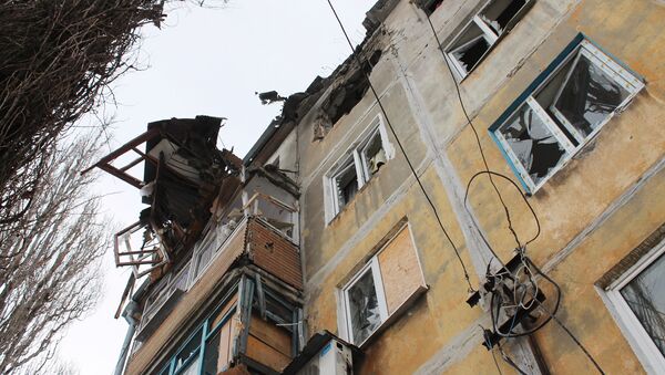 Edificio destruido por bombardeos en Donbás - Sputnik Mundo