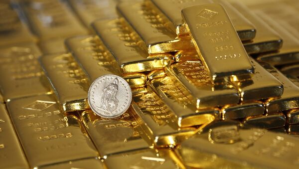 Gold bars and a Swiss Franc coin are seen in this illustration picture taken at the Austrian Gold and Silver Separating Plant 'Oegussa' in Vienna November 7, 2014 - Sputnik Mundo