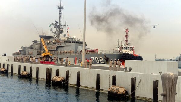Las fuerzas sauditas se ven después de la llegada de la fragata Al-Madinah en la base naval del Rey Faisal de Jeddah - Sputnik Mundo