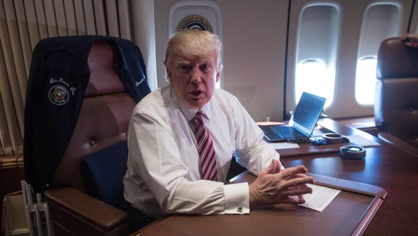 US President Donald Trump poses in his office aboard Air Force One at Andrews Air Force Base in Maryland after he returned from Philadelphia on January 26, 2017 - Sputnik Mundo