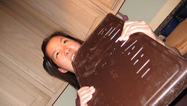 Mujer come chocolate - Sputnik Mundo