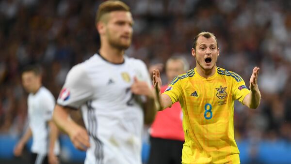 Ukraine's forward Roman Zozulya (R) reacts during the Euro 2016 group C football match between Germany and Ukraine at the Stade Pierre Mauroy in Villeneuve-d'Ascq near Lille on June 12, 2016. - Sputnik Mundo