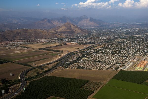 La ciudad de Santiago de Chile, vista desde un avión La ciudad de Santiago de Chile, vista desde un avión - Sputnik Mundo