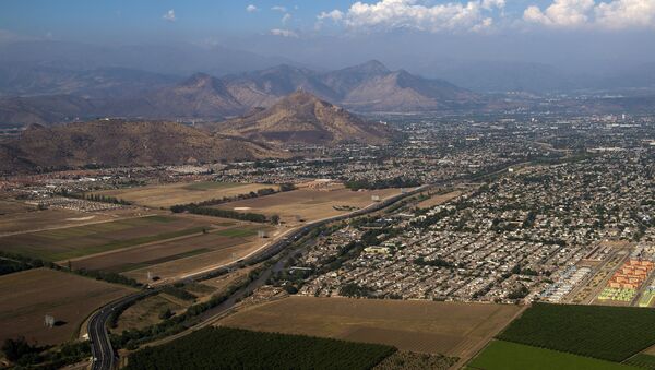 La ciudad de Santiago de Chile, vista desde un avión - Sputnik Mundo