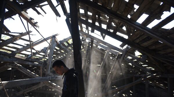 Разрушенная осколками крыша средней школы в результате ночного обстрела Макеевки артиллерией ВСУ - Sputnik Mundo