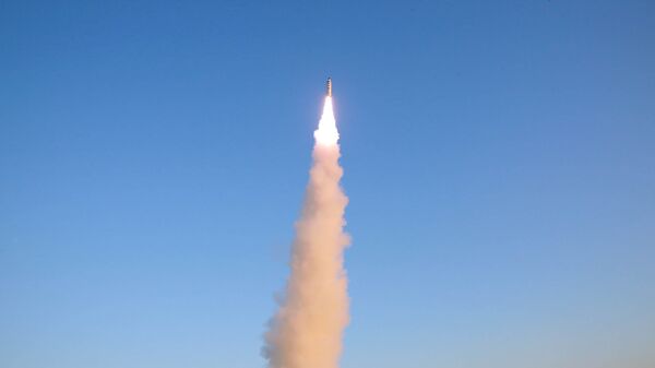 El lanzamiento del misil balístico norcoreano Pukguksong-2 (archivo) - Sputnik Mundo
