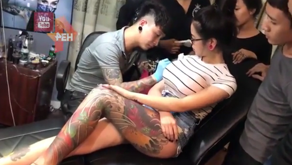 Big bang: el enorme pecho de una joven explota en pleno salón de tatuajes - Sputnik Mundo